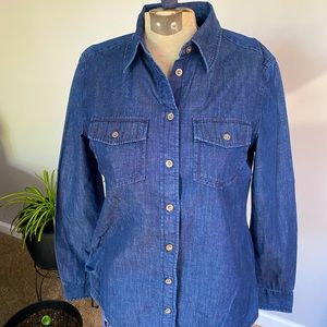 Women’s banana Republic soft wash denim long sleeve button up in size pet small.